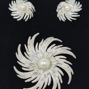 Sarah Coventry Brooch and Clip-on Earrings Set 1950s Silver-tone Faux Pearl Swir